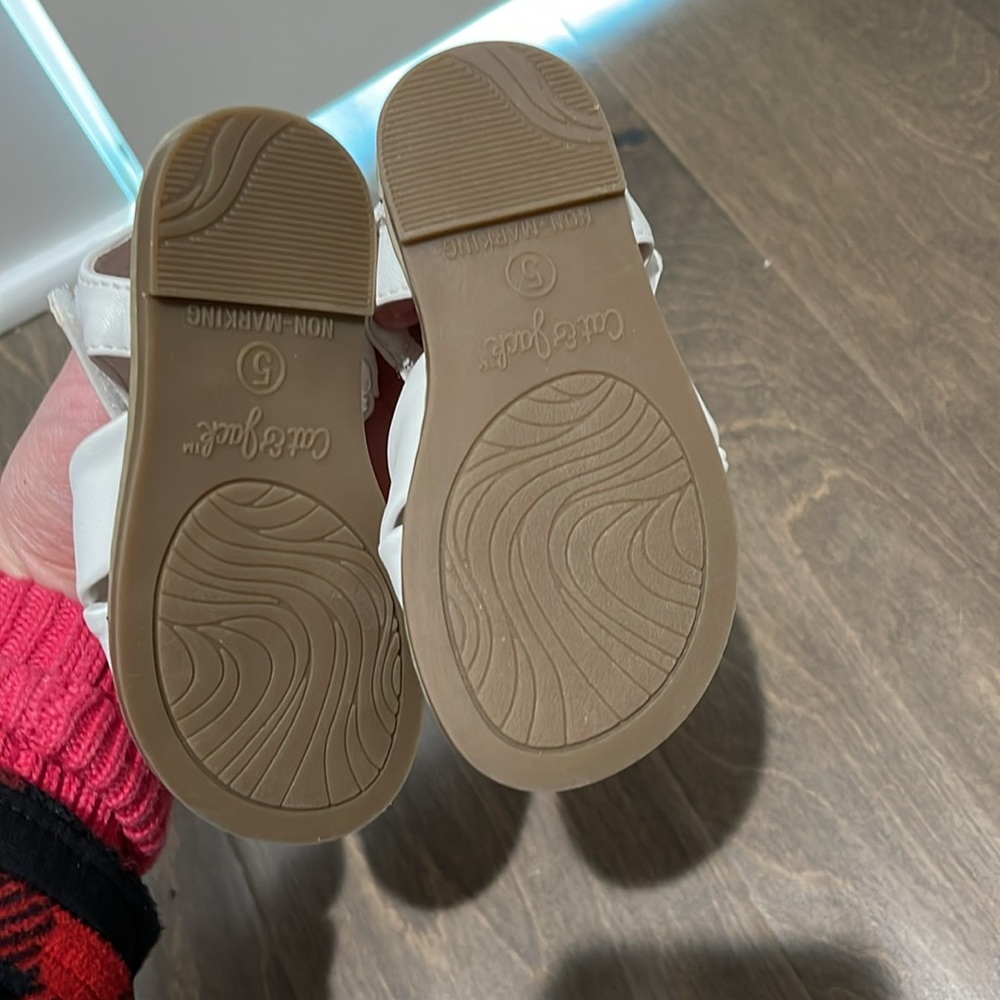 Cat&Jack White Girl Shoes, Size 5 - Picture 3 of 3